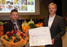 Dick kreeg het certificaat uit handen van Arie van der Linden