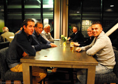 De tafel van Holstein Flowers? Robert en Walter van den Berg, Aad Persoon, Hans van Schie en Paul van Holstein