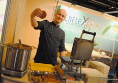 Maarten Kroeb (www.superwafels.nl) bakte stroopwafels in de stand van Perflexxion en dat was door de hele zaal te ruiken.