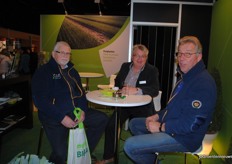 In het midden Wim Beeren van Beeren Plantproducts. Op bezoek in de stand Jan Commijs en Bert Keijser. Zij telen asperges op Texel!