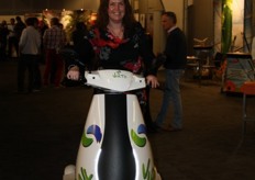 Andrea van den Hoven moest de Virto uitproberen, de Virto is een electrische scooter waarop je kan staan, heel stabiel en fiscaal heel aantrekkelijk voor bedrijven, voor meer informatie: neem contact op met Formflex