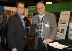 Hans Luijckx van Bato Plastics en Willem van Eldik presenteren een hele nieuwe 3,2 liter pot voor longcanes frambozen