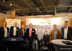 De stand van Enova is twee keer zo groot geworden omdat ook het bedrijf in omvang is verdubbeld. Een deel van het groeiende team: Peter Poot, Hans Sonneveld, Ron van der Knaap, Edwin Melief, Arjan van der Spek en Erik den Drijver.