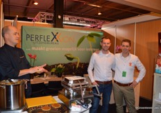 Bij Patrick Roos en Roland Mak, van Perflexxion, werden verse stroopwafels gebakken op de stand.