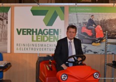 Patrick Le Maitre van Verhagen Leiden poseert op een reinigingsmachine.