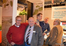 Stef van Driel en Henk Reedijk onderbreken hun gesprekken bij de stand van Hollandplant om op de foto te gaan.