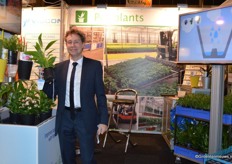 Mark van Voorthuisen (Visser) toont één van de planten op zijn stand.