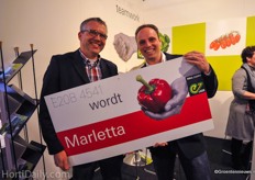 Eric van Vliet en Frank Duijndam van Enza Zaden presenteren Marletta, de nieuwe rode paprika die voorheen bekent was onder het nummer E20B.4541