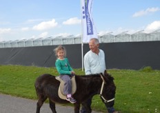 Ezeltje rijden is best leuk, vond deze jonge amazone