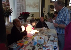 De postzegelverzamelvereniging van het Westland had een eigen stand op het paprikabedrijf van Van Ruijven