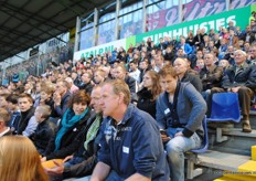 Gespannen gezichten op de tribune