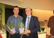 Steven Lauwers van Vegobel en Chris de Pooter (directeur BelOrta) presenteren de kruiden van Vegobel