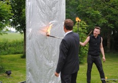 Klaas-Jan de Ruiter probeert het doek in brand te zetten.