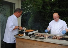 En waarmee sluit je zo'n vurige introductie af? Een barbecue natuurlijk