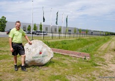 Teeltmanager Ton Peters bij de ingang van Emsland Gemüse