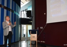 Jan Willem Peppink van Bakker Barendrecht geeft een presentatie over een mogelijke treinverbinding tussen Valencia en Rotterdam