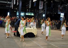 Dance Expression zorgde voor vermaak tussen de wedstrijden. Hier danst de groep op het Westlandlied.