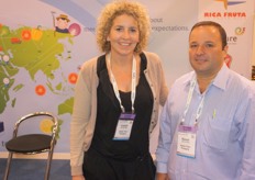 Liesbeth van den Akker en haar Costa Ricaanse collega Manuel Murillo Alfaro van Abelan Fibor Packaging