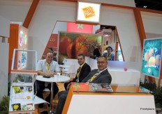 Sami Dayioglu, van de Citrus Growers Association Guzelyurt-Lefke, met Huseyin Ezgin van de Cyprus/Turkse KVK en Seref IN van Ekosis