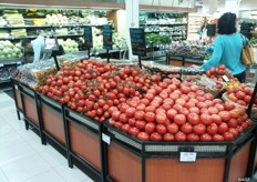 Nederlandse trospruimtomaten voor € 5,60 per kg, trostomaten voor € 5,35 per kg. Losse vleestomaten voor 4,70/kg