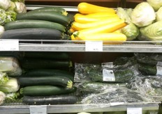 Linksonder de verpakte, biologische courgettes van The Greenery, afkomstig uit Spanje. In de schappen voor 2,17 per flowpackverpakking. Verder groene, Spaanse courgettes (3,17) en gele Spaanse courgettes voor 8,50 per kilo.