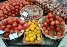 Losse tomaten, gele trostomaten, pruimtomaten, Tommies in kleine stazak, Franse Torino-tomaten. Het aanbod is onwerkelijk groot.