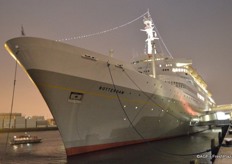 De SS Rotterdam aan de kade in Rotterdam.