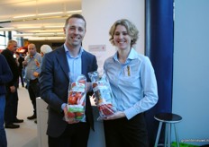 Frank Loos van Albert Heijn met Edith Lasonder van Bakker Barendrecht. Ze tonen de groentenpakketen die genomineerd zijn voor de Fruit Logistica Innovation Award.