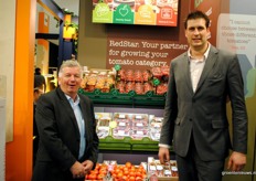 De mannen van RedStar trots voor het tomatenschap.