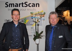 Peter Hendriks en Peter van der Knaap bij de nieuwe Smartscan 3D. De Smartscan telt met hoge betrouwbaarheid knoppen en bloemen