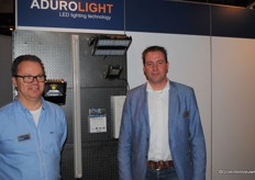 Ruud Fransen en Gerben Jutten van Wildkamp staan bij de nieuwe LED-verlichting Aduro-Light