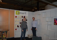 Martijn Fluyt van Smart Packaging Solutions. Hij maakt hier een babbeltjes met de overbuurman Toon Hopmans.