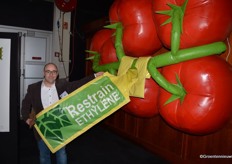 Paul O'Connor van Restrain bij een tros reusachtige opblaastomaten. Weinig bezoekers zullen die gemist hebben: ze hingen gelijk rechts van de ingang.