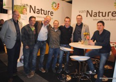 Een volle stand bij Van Nature. Gert van der Kaden, teler Herjan Bak, Rob van der Bas, Pieter Venema, Lars Vermeulen, Rene Oudijk en Leroy Philipsen