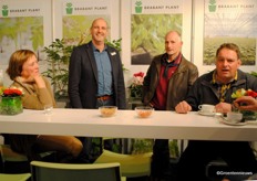 Gezelligheid bij Brabant Plant. Paul Jochems op de foto met Meneer en Mevrouw van der Logt en John van de Broek