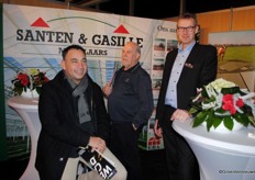 Erik den Drijver op de beurs voor Santen & Gasille. Hij krijgt bezoek van H. van der Stok van United Trojka en Ron Abrahams