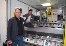 Marel en Jeff van de Bogert van Lightshine Cleaning hebben de nieuwe machine meegenomen naar de beurs