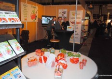 De verpakkingen van Freshpack waren fraai te zien in de stand. Evert-Jan Wassink, Daniel Tol en Rohan Ovens, de Australische gast, zitten in de stand