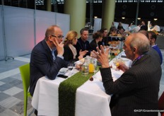 Door de stoelen toe te wijzen aan medische- of tuinbouwbezoekers werd de zaal gemixt en werden de gesprekken tijdens de lunch interessanter