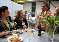 Ivo Hendriks van Perfotec geeft tussen de bloemen uitleg aan Cindy van Rijswick (Rabobank) en Annerieke van Horick, Welles BV