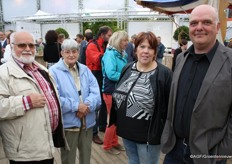 De heren Geraerds en Schmitz met hun partner. Eerstgenoemde werkte 40 jaar voor ZON