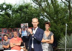 Arne van Aalst en Marielle van den Berg tonen het glossy jubileummagazine dat samen met Arling werd gemaakt