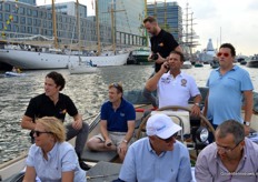 De schippers hebben veel contact onderling om elkaar niet kwijt te raken. Dick ter Horst is hier de schipper.