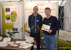 In de stand van NSure waren Frank Hoebericht en Hans Renia. Hans laat met trots de nieuwe aardbeientest zien