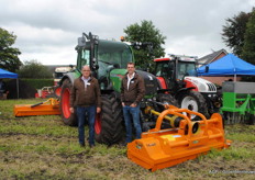 Tim Hurks en Corne Schrooyen bij de Abemec Fendt 300 S4, de twee klepelmaaier