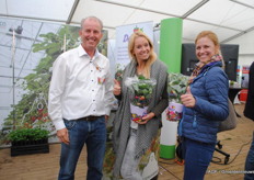 Ge Bentvelsen wil uiteraard nog eens op de foto als het met Jeanette en Mariska van de GreenTech is