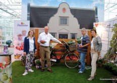 Jocelyne Commandeur en Ge Bentvelzen van ABZ Seeds in de stand met Emile Clerkx van de HAS en Yvonne van der Geest (Dicoop)