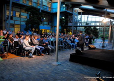 Een zeer goed gevulde zaal - alle stoelen bezet en daaromheen nog veel belangstellenden