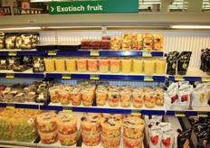 Exotisch fruit en versgesneden fruit.