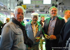 Deze mannen hadden die kas in drie minuten in elkaar gezet, maar ze waren te druk met iets anders.